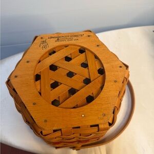 1997 Longaberger Hand-Woven Basket with PLASTIC insert and holiday Liner